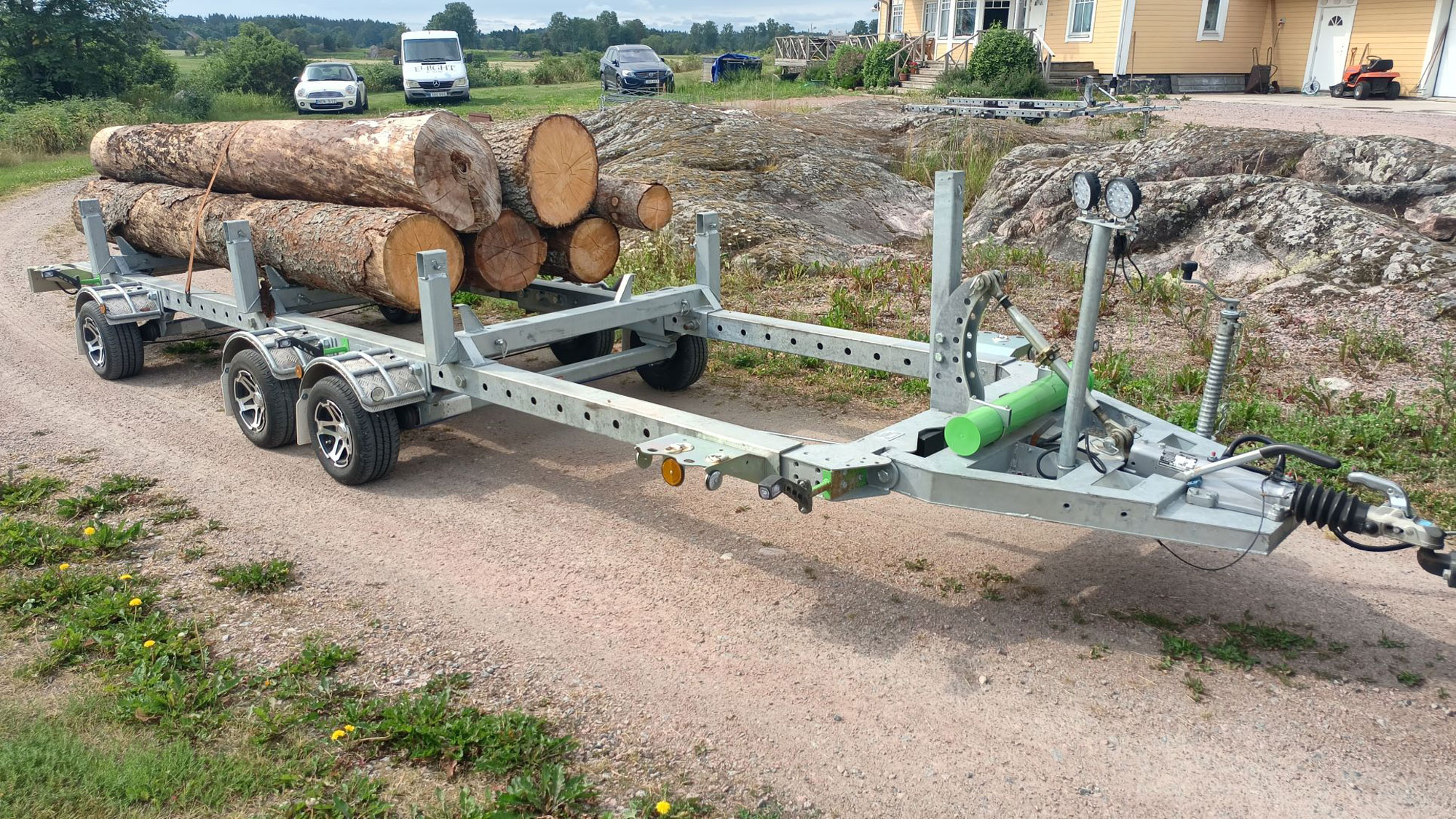 Flextrailer är lastad med stockar