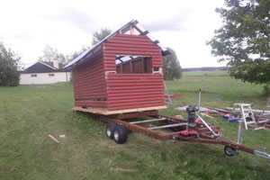 Ett litet hus lastas på flextrailer