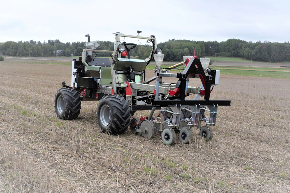 En MacTrac-robot ute på fältet