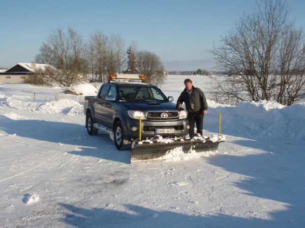En pick-up som plogar snö